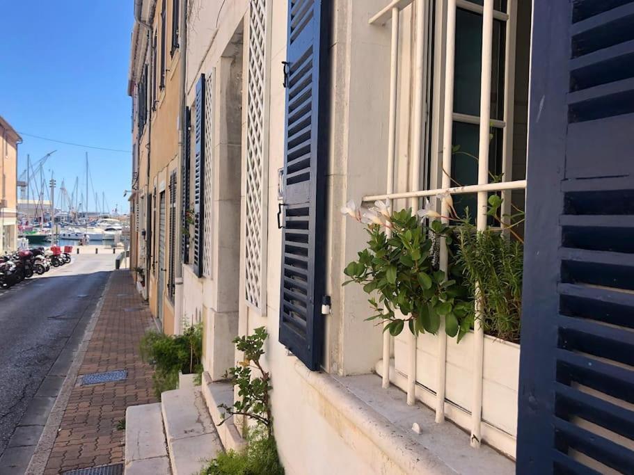 Du Marin Sur Port De La Ciotat